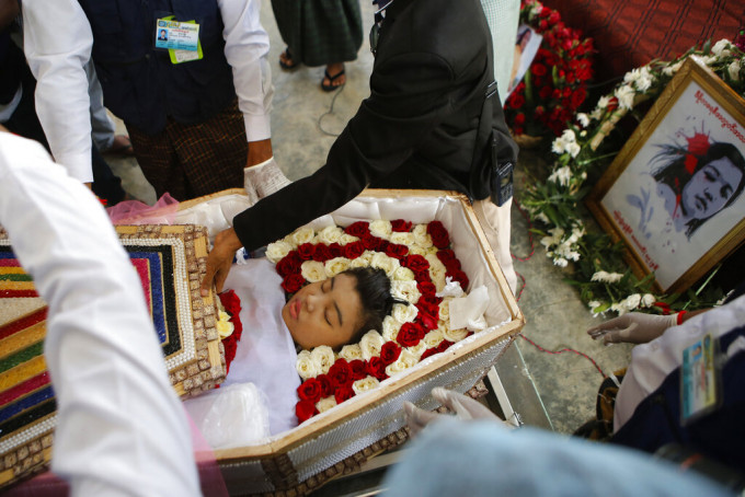 Mya Thwate Thwate Khaing 參加一個反抗軍事政變的集會時，頭部中彈受重傷。AP圖片