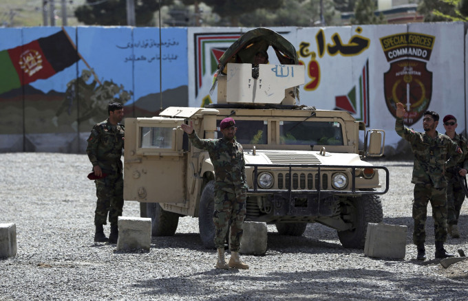 阿富汗特种部队在发生自杀炸弹袭击的地点附近守卫。 AP