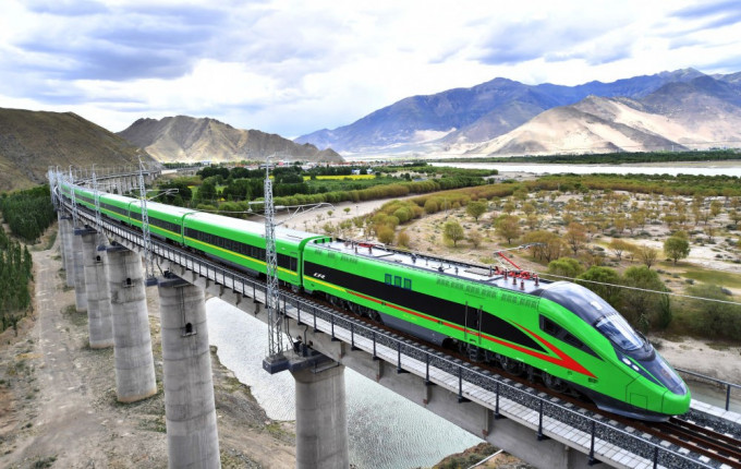 复兴号有望于7月1日驶上青藏铁路，西宁至格尔木段4.8小时便可抵达。   新华社图