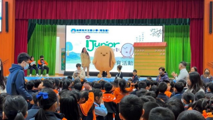 廉署「小啡豆」到小學與過百學生互動。