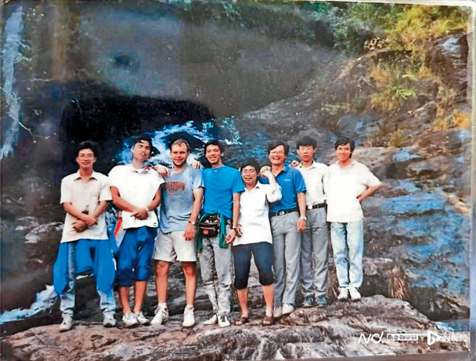 佛山市一中的老師與沃爾茲遊覽西樵山。