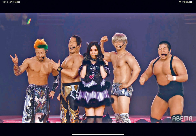 松井珠理奈昨日举行毕业骚，并邀请4名摔角手助兴。