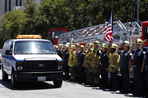 许多消防员向殉职的罗沙致敬。AP