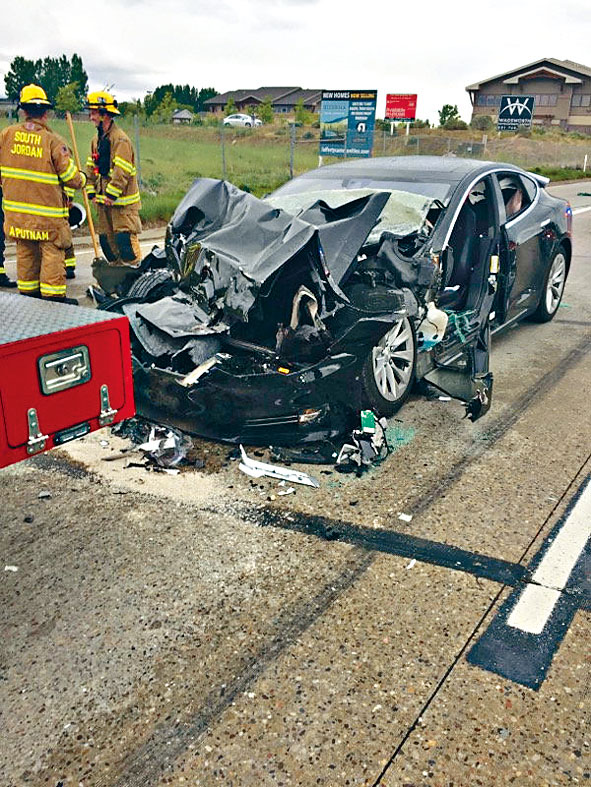 一架特斯拉S型汽车二〇一八年在犹他州撞到一辆货车尾部。　