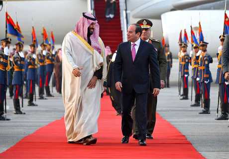 （左起）穆罕默德．沙爾曼步出專機，塞西在開羅機場親自迎接。AP
