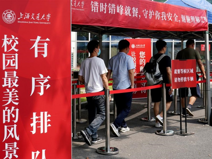 上海交通大學食堂實行常態化疫情防控措施。新華社