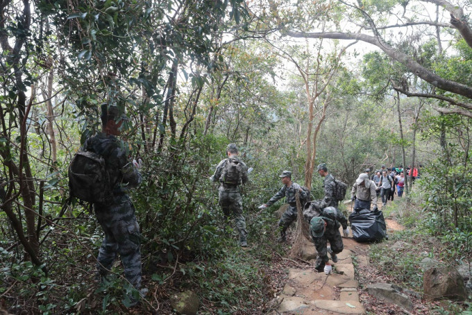 駐港解放軍早前以公益性質到郊野公園清理塌樹斷枝。資料圖片