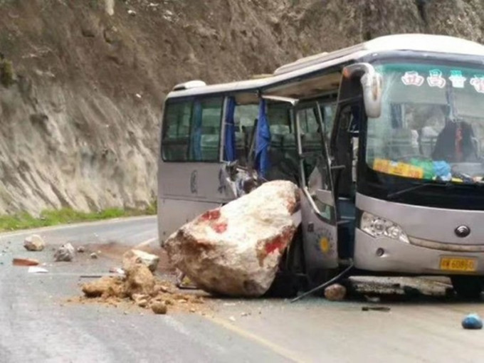 四川省凉山一路段，一辆由雷波往返西昌的旅游巴被滚石击中。　网上图片