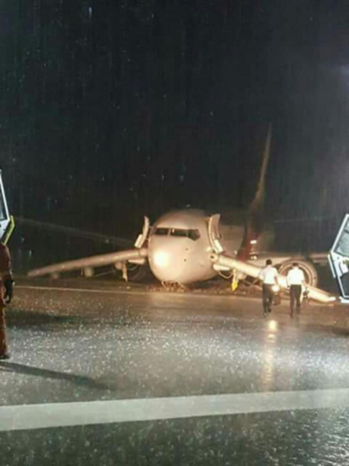 马航客机雨中降落冲出跑道无人受伤。网上图片