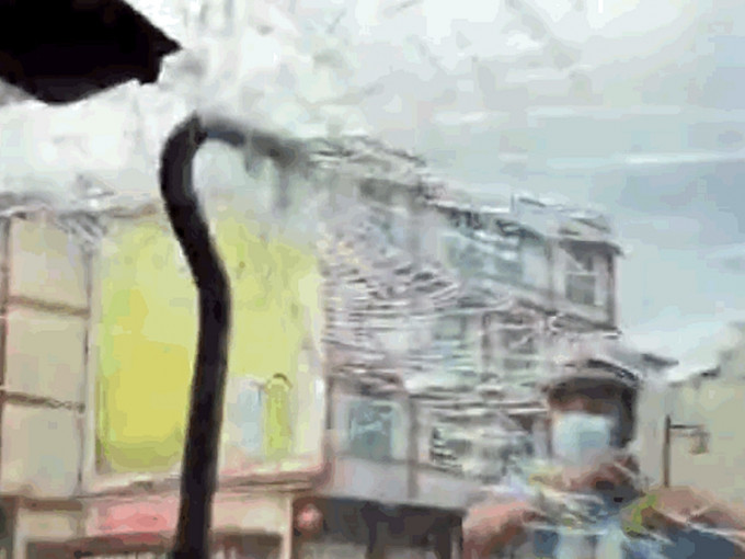 云南一名女子载家人行驶高速公路时，突然有一根约60厘米长的钢筋刺进副驾驶座挡风玻璃。影片截图