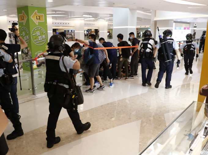 警方进入东港城，并拘捕8人。