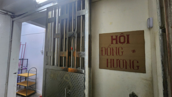 涉案的单位外有张贴一幅不知名越南文字句。资料图片