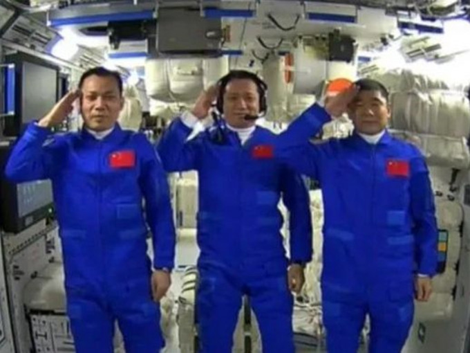3名太空人将明日返回地球。网图