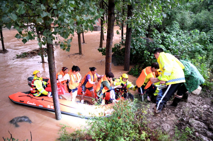 河南登封突发山洪，救援人员紧急救援。新华社图片