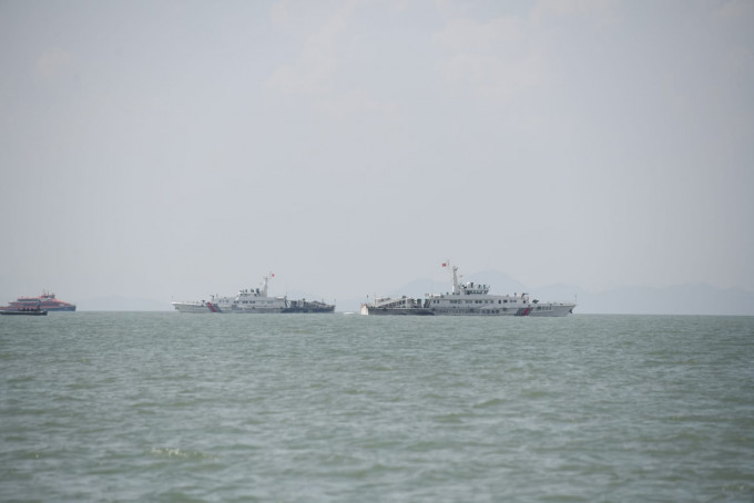 两艘中国海警船在场协助。
