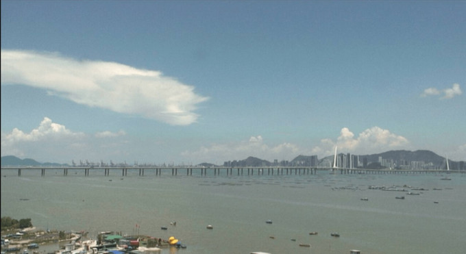 從流浮山向西望去，可見淡積雲發展為濃積雲，再至成熟的積雨雲，對流層頂也見砧狀雲。最後積雨雲消散。天文台