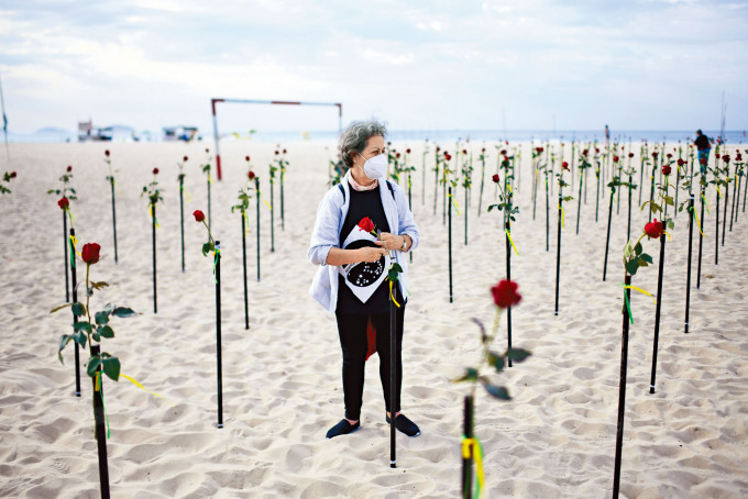 ■在巴西里約熱內盧的科帕卡巴納海灘上，插滿鮮花悼念該國五十萬名新冠死者。