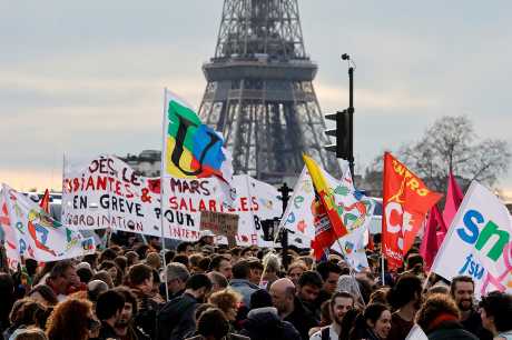 巴黎昨日有示威者聚集在国会附近的协和广场，抗议政府强推退休改革法案。路透社