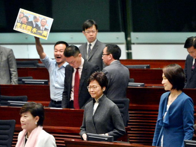 議員陳志全舉牌要求全民回水。
