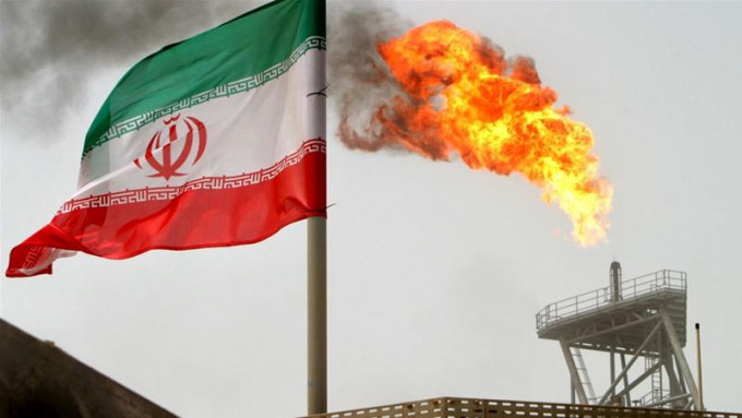 美國威脅禁伊朗油輪泊港。AP圖片