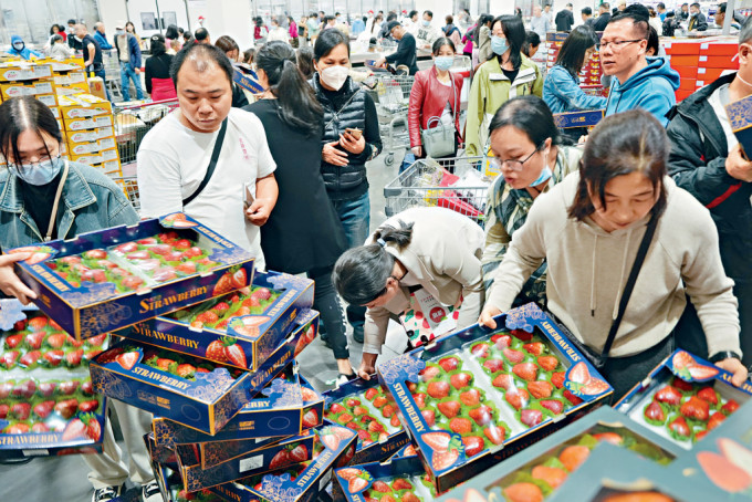 深圳Costco昨日開幕首天，場內一直人頭湧湧，士多啤梨被搶購至斷貨。