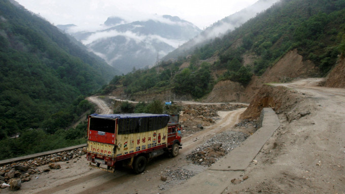 一辆货车沿著Tezpur-Tawang高速公路行驶，该高速公路通往阿鲁纳恰尔邦的中印边界。 路透社