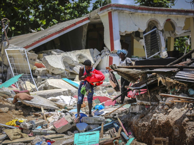海地7.2級地震死亡人數增至近1300人。AP