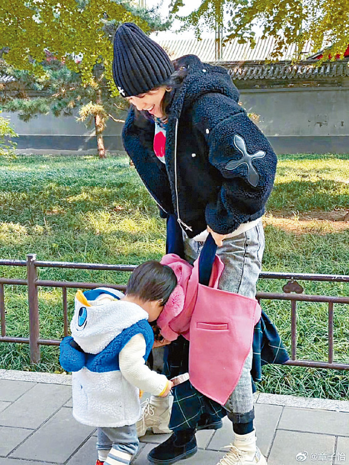 章子怡帶仔女到北海公園遊玩，開心得笑不攏嘴。