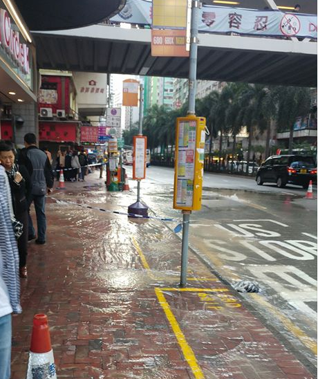 轩尼诗道东行爆水管。‎网民Yip Lam‎/fb群组香港突发事故报料区图片