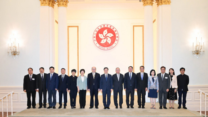 李家超与出席「一带一路高峰论坛」国资委央企领导会面。政府新闻处图片