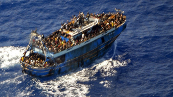 肇事的非法移民船上有数百人。 美联社