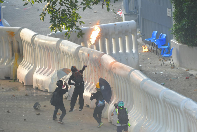 有示威者投擲燃燒彈。