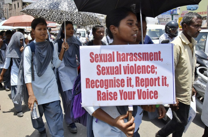 印度早前发生两宗少女遭强奸后被放火烧案件，触发学生上街游行抗议。美联社