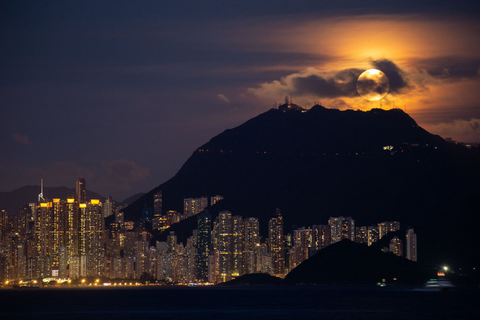 Alfred Lee拍摄的「Moonrise in Hong Kong」。世界气象组织FB