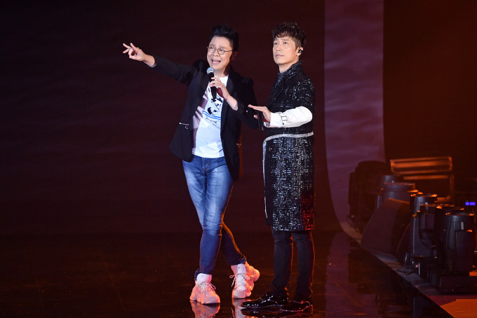 馬浚偉與陳志雲在台上合唱粵曲。