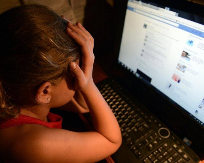 研究發現少女使用社交媒體時，出現抑鬱症狀比少男高一倍。示意網圖