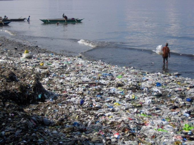 每年有800多萬噸塑膠倒入全球海洋。AP圖片