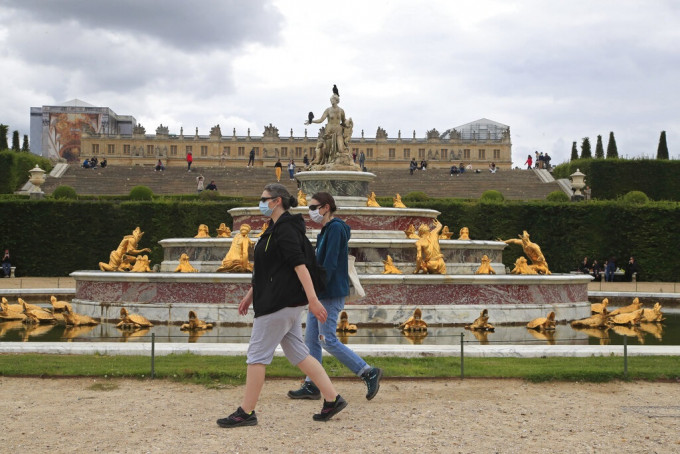法国凡尔赛宫外情况。AP资料图片
