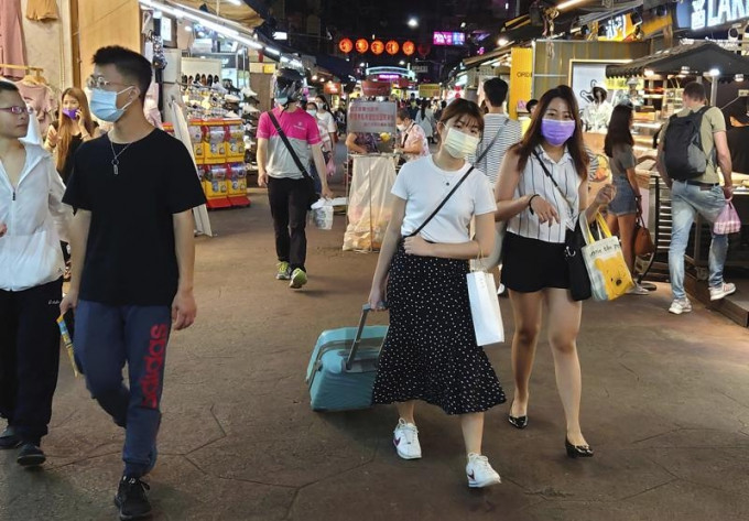 台灣增21宗本土確診， 連續3天無死亡個案。AP資料圖片