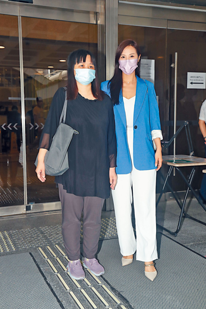 林宝玉（右）和薛影仪闻判后离开法庭，阿仪表示感到开心。