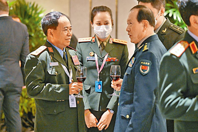 国防部长魏凤和（右二），昨天在新加坡同老挝将领交谈。