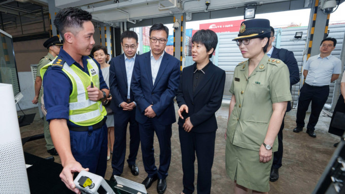 香港海关署理关长黎流栢今日（14日）在葵涌海关大楼欢迎国家商务部副部长郭婷婷率领代表团到访香港海关。（海关FB图片）