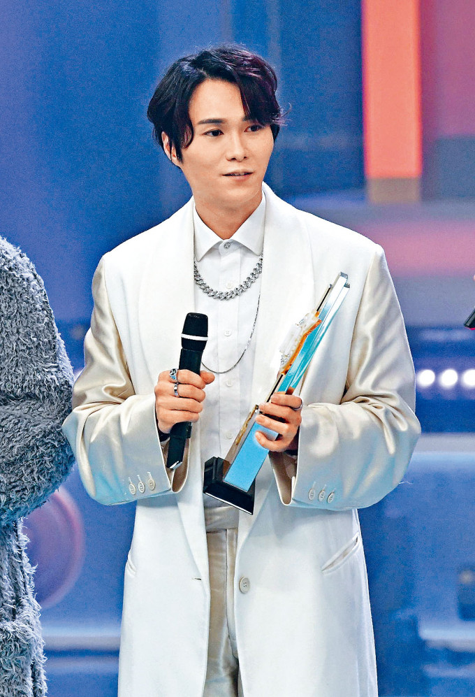 胡鴻鈞奪得最受歡迎男歌星獎、最受歡迎網絡男歌星獎，及勁歌金曲獎。