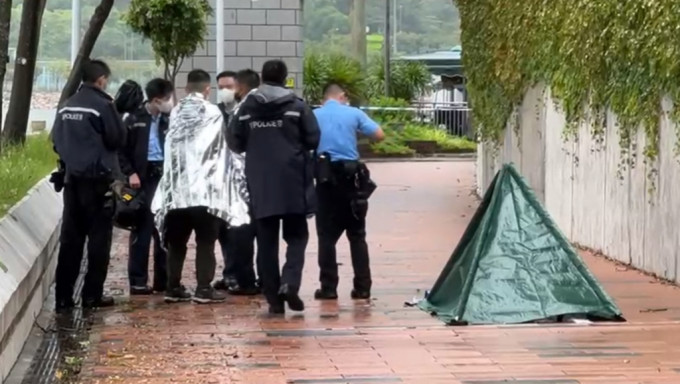 警员用帐篷遮盖遗体。刘汉权摄