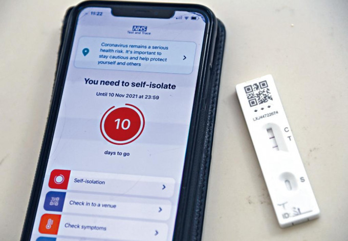 英國NHS手機程式向快檢陽性者，顯示須自我隔離的訊息。 