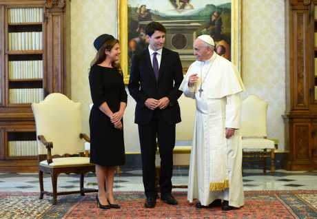 杜魯多與妻子跟教宗會面。AP