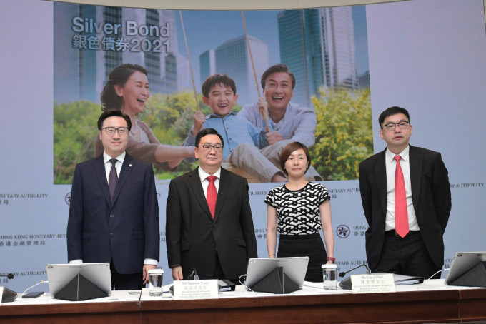 左起：中銀香港個人數字金融產品部副總經理周國昌、金管局主管（貨幣及結算）阮志才、金管局助理總裁陳家齊、滙豐董事總經理石元良。