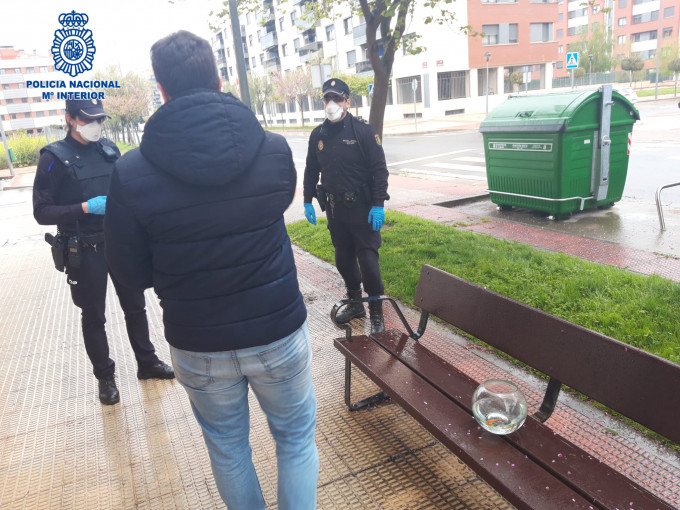 男子带同放有金鱼的鱼缸外出。「Policía Nacional」twitter 图片