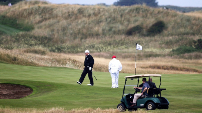 美國總統特朗普公司計畫在蘇格蘭東北部地區建高爾夫球場，引當地居民反對。AP資料圖片