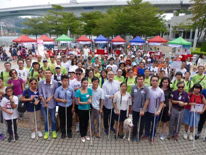 每年「国际白杖日」，协进会也会向公众宣扬白杖精神—手持白杖，独立自强。香港失明人协进会fb图片